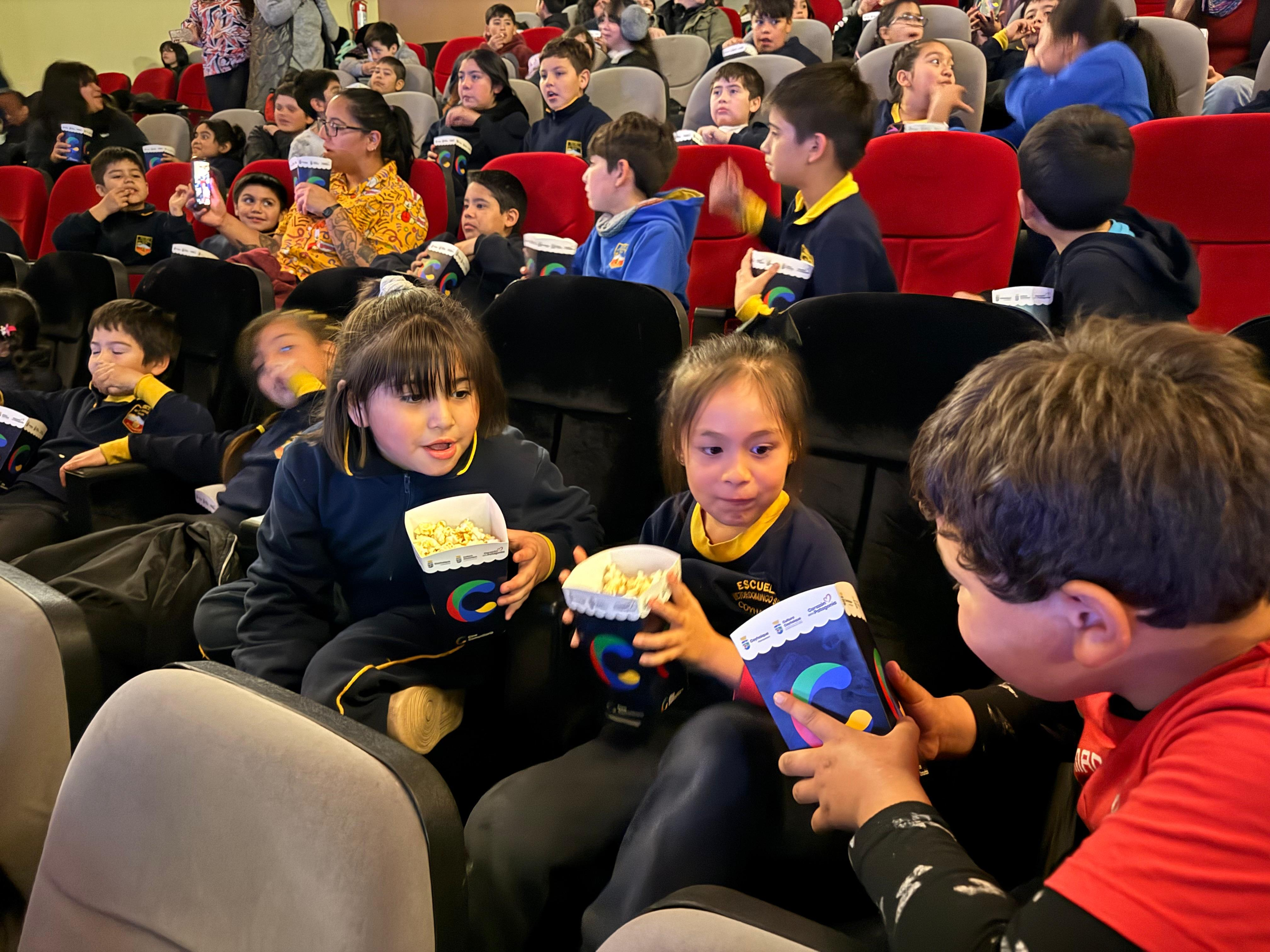 Cine, risas y magia: niños de sectores rurales protagonizan emotiva jornada en Cine Comunitario de Coyhaique
