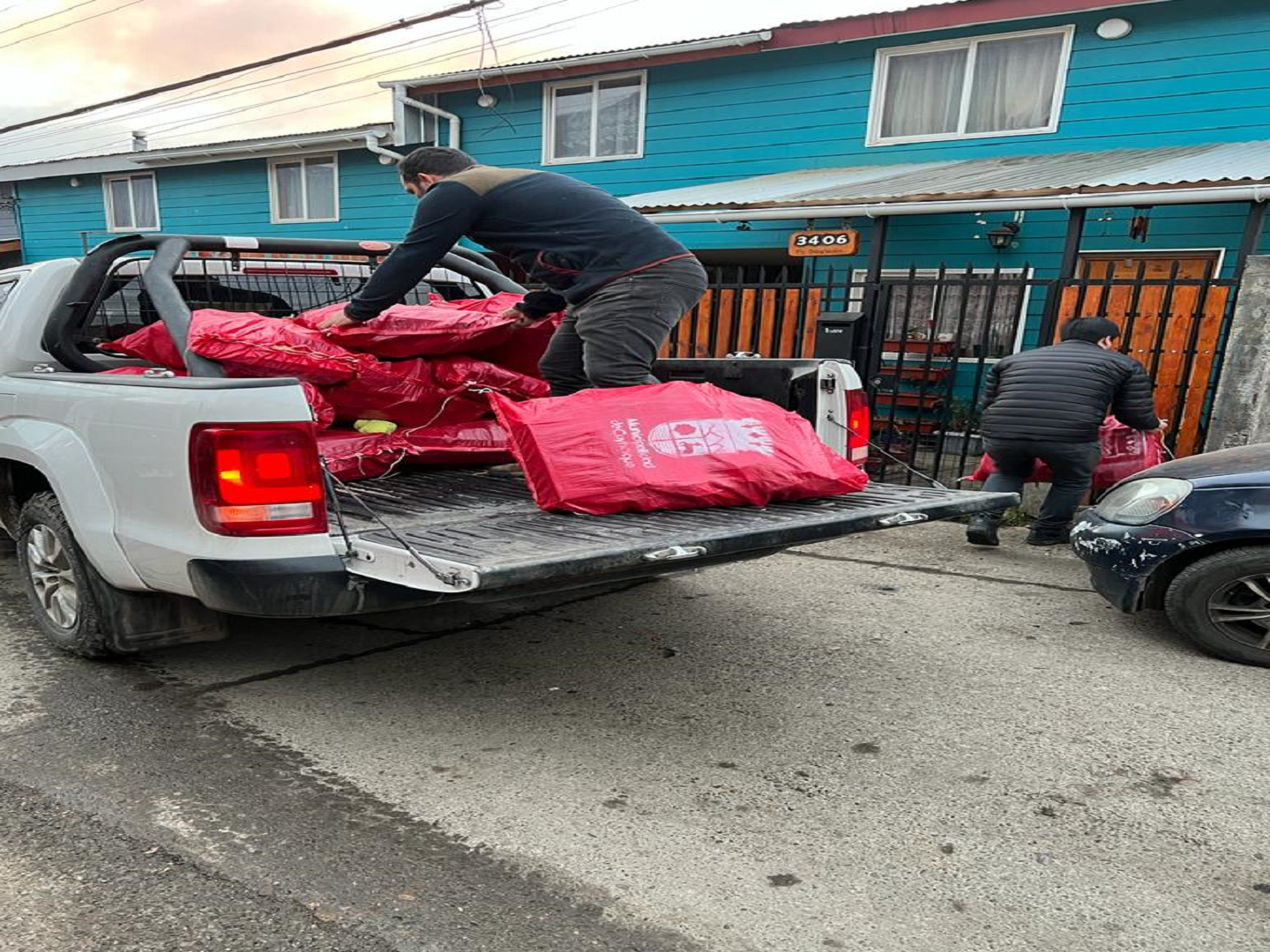 MUNICIPALIDAD DE COYHAIQUE ENTREGA SACOS DE LEÑA A FAMILIAS MÁS VULNERABLES